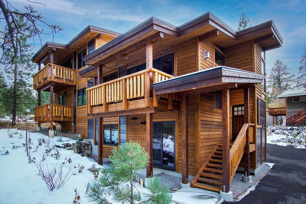 Stylish Luxury Townhouse - Walk to Downtown, A/C! in Truckee, Nevada County