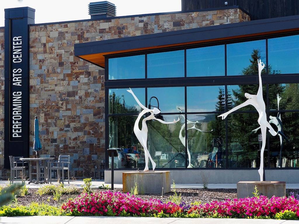 Snowy Paws at Eagles Nest Townhome: Cozy Mountain Getaway in Silverthorne, Arapaho and Roosevelt National Forests