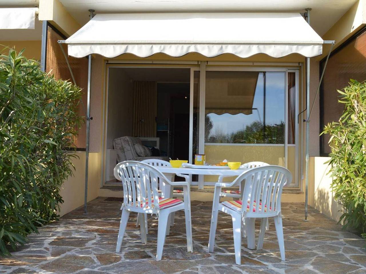 Appartement entier, Studio cabine avec terrasse et parking, à 250 m de la plage d'Aiguebelle, Le Lavandou in Plage d'Aiguebelle, Le Lavandou