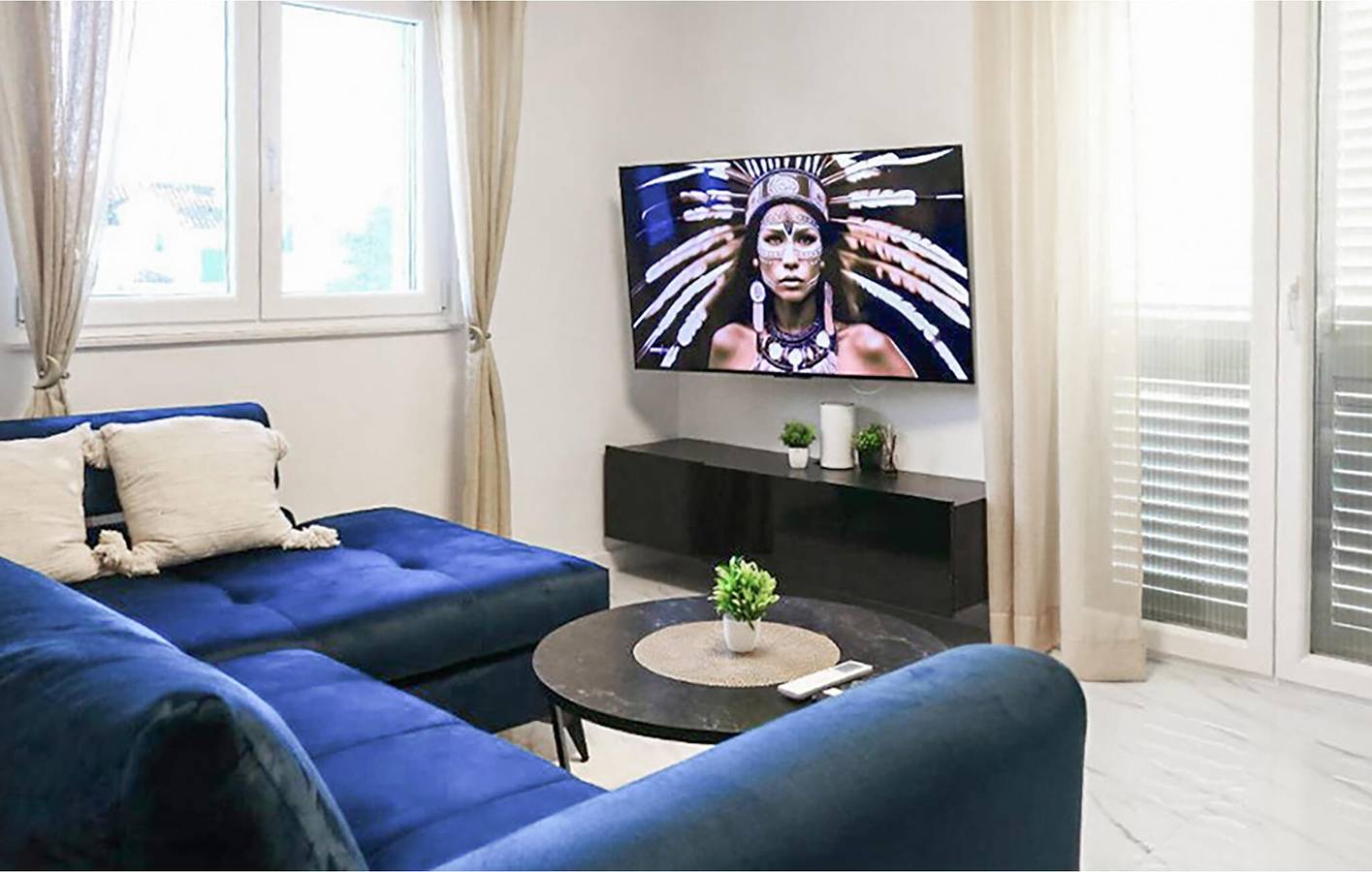 Schickes Apartment mit Pool, Terrasse, WLAN und Parkplatz in der Nähe von Sehenswürdigkeiten in Dalmatinisches Zagora