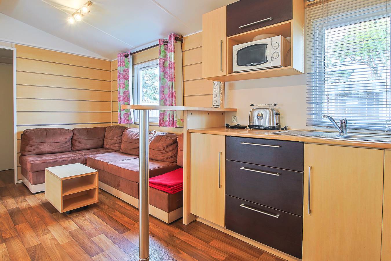 Mobilhome 'Mobilhome Tout Équipé Bois Masson' avec piscine partagée et terrasse partagée in Saint-Jean-de-Monts, Vendée
