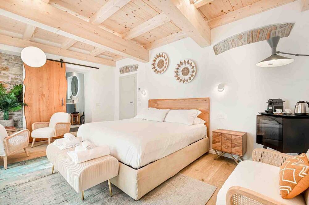 Casa Tre Uliva – The Elegance of Silence, the Luxury of the Genuinein the most authentic heart of Corniglia, Casa Tre Uliva comes to life in 2025: a high-end guesthouse that redefines the concept of hospitality in the Cinque Terre. Four charming rooms, in Corniglia, Vernazza Municipio
