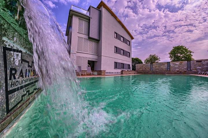 Appart’hôtel pour 6 personnes, avec Balcon et Jacuzzi ainsi que Terrasse et Jardin à Dervio