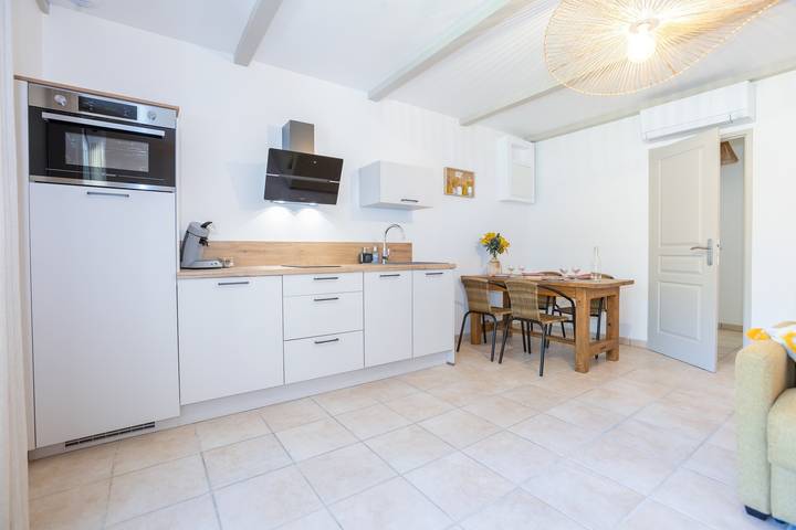 Appartamento intero, Appartamento "Domaine De Meyrol - Gîte 2" con vista montagna, Wi-Fi e aria condizionata in Eyguières, Arles e dintorni