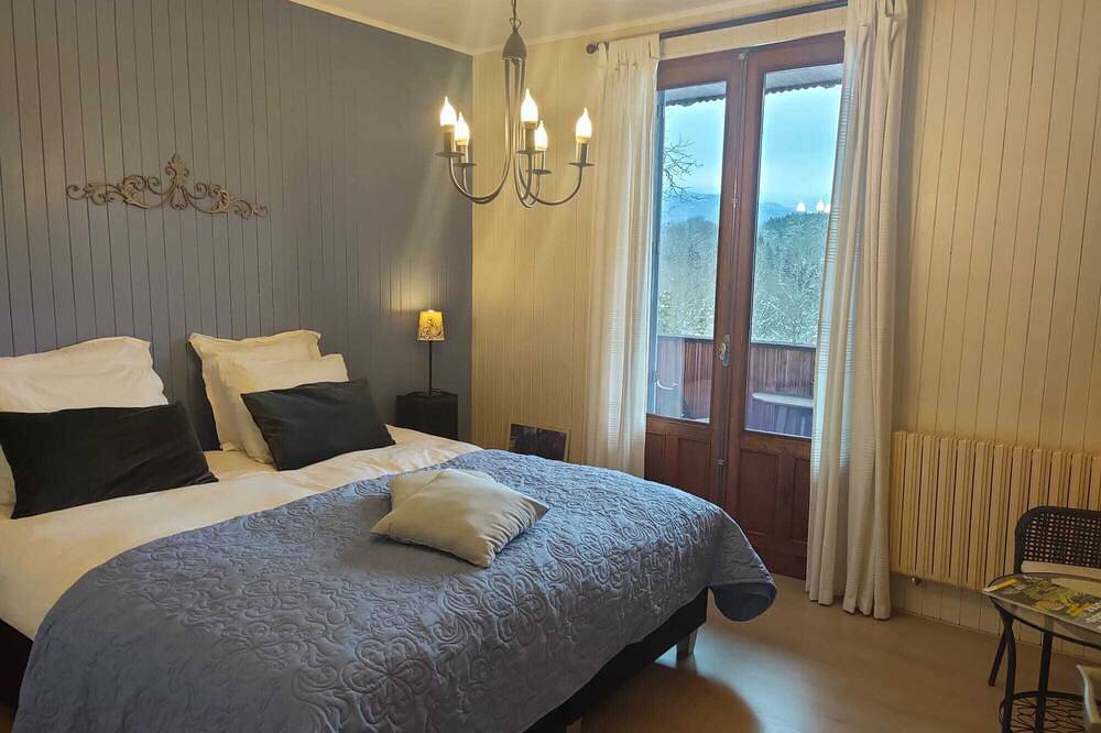 La Maison du Chevalier Chambre et Table D'hôtes-auvergne! in Marat, Parc Naturel Régional Livradois-Forez