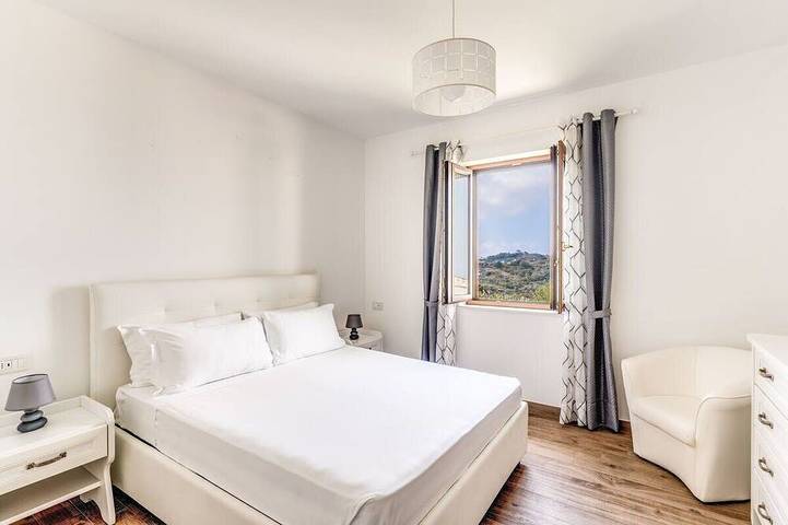 Villa Mimosa- Hillside Getaway with Stunning Views, Pool, and Modern Comforts in Massa Lubrense, Neapel Provinz