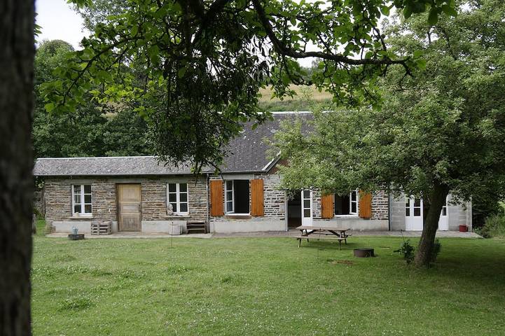 Petite maison o bord de l'eau. in Valdallière, Région de Vire