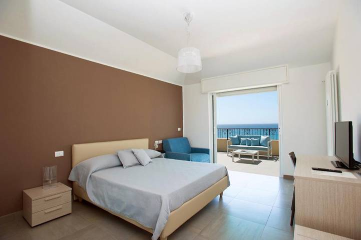 B&b per 2 persone, con Terrazza e Idromassaggio nonché Piscina a Comune di Pietra Ligure