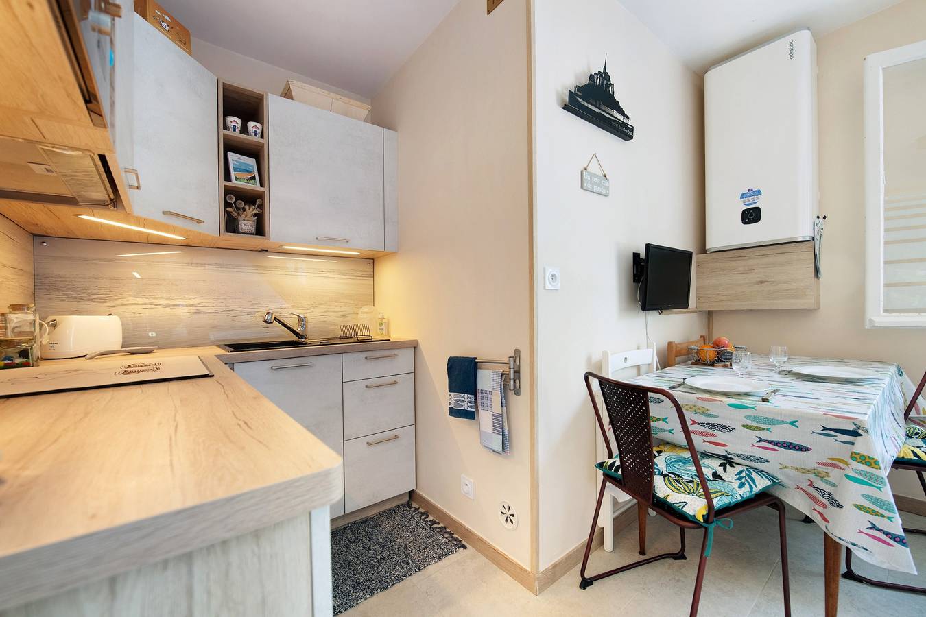 Ganze Wohnung, Duplex in Carolles, Bucht des Mont Saint Michel, 50 m vom Strand entfernt in Carolles, Côte de la Déroute