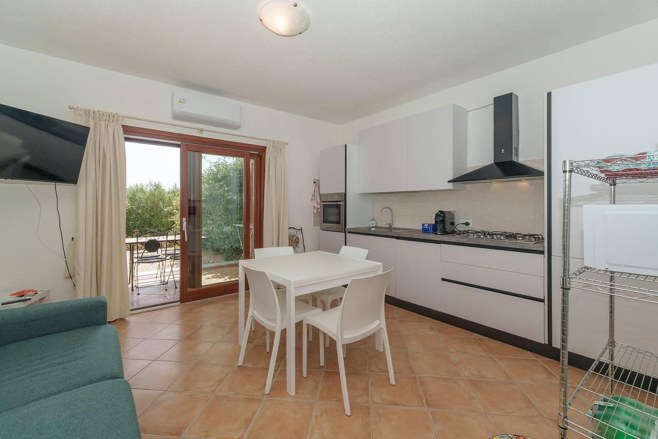 Entire apartment, Apartment 'Casa Vacanze Scirocco' with Shared Terrace, Wi-Fi and Air Conditioning in Murta Maria, Gallura