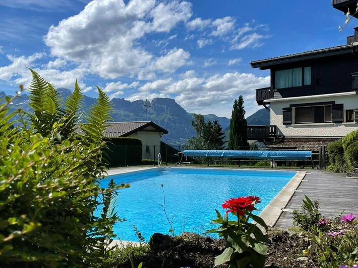 Appartement de vacances pour 5 personnes, avec vue ainsi que piscine et jardin