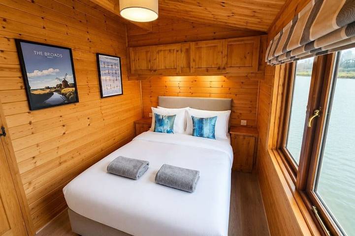 Yare River Lodge Houseboat in Smallburgh, The Broads