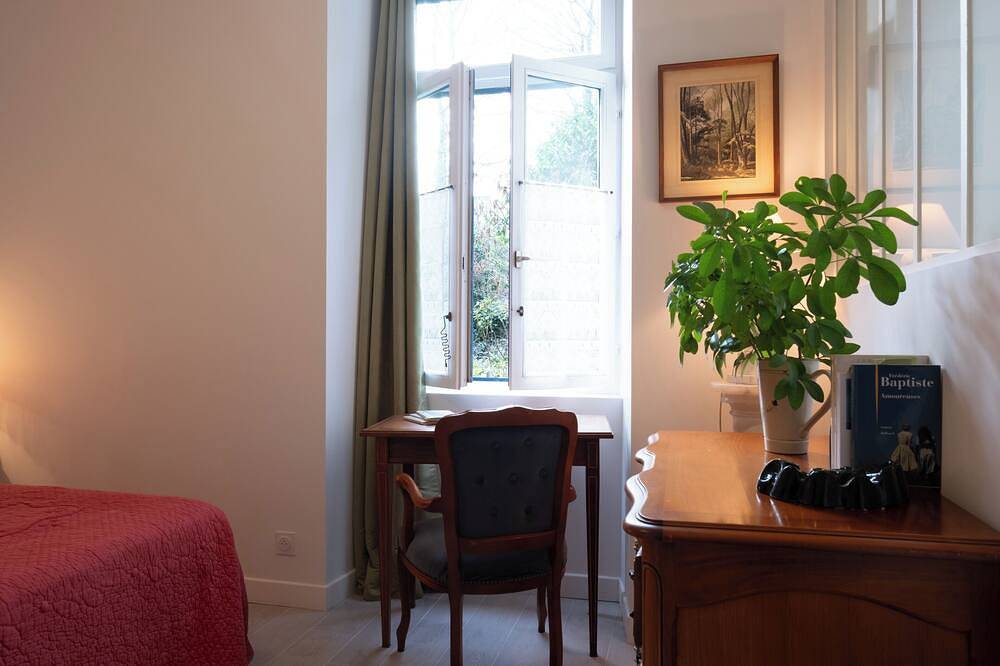 Escale Bleue Private guest room with bathroom & lounge in 1930s boutique in Portrieux, Región de Guingamp