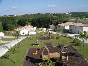 Cottage pour 8 personnes, avec piscine ainsi que vue et jardin à Chalais