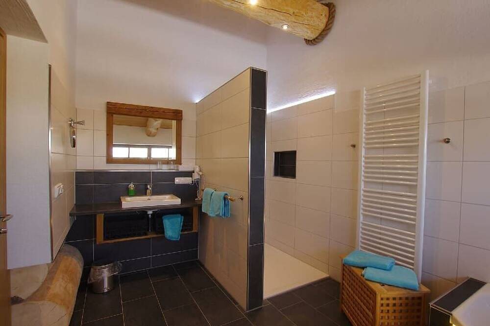 Appartamento intero, Gemütliche Ferienwohnung (70qm) im Dachgeschoss mit kostenlosem Wlan in Roding, Baviera Orientale