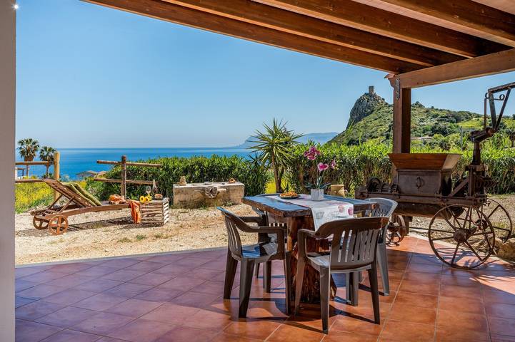Gîte pour 4 personnes, avec Vue sur l’océan et Balcon/Terrasse ainsi que Jardin et Vue à Scopello