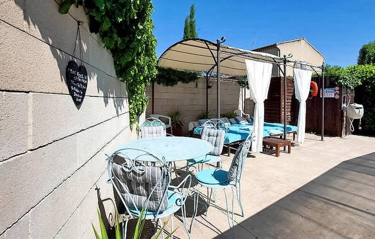 Appartement confortable au bord de l'eau avec piscine et parking in Barbentane, Région d'Arles