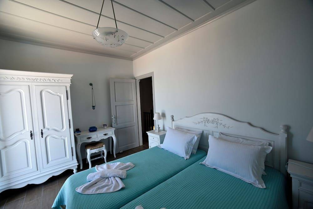 Een ruime 2-niveau 2-slaapkamer Town-huis met een prachtig uitzicht op de Egeïsche Zee in Petra (Griekenland), Lesbos