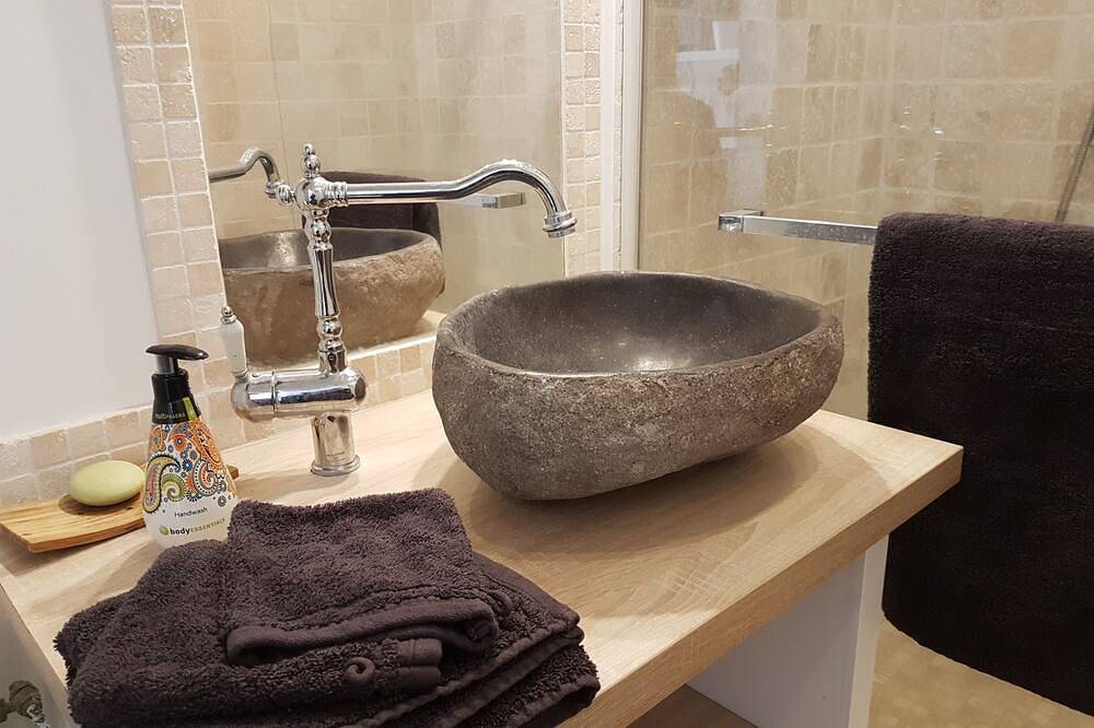 Appartement entier, Studio de 30 m² face au chateau de Picasso in Vauvenargues, Région d'Aix-en-Provence
