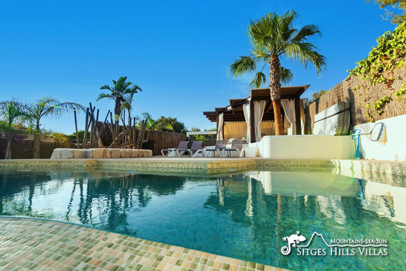 Spectaculaire Villa Ibizenca avec vue sur la mer et piscine privée chauffée*. Toutes les salles de bains in Sitges, Garraf