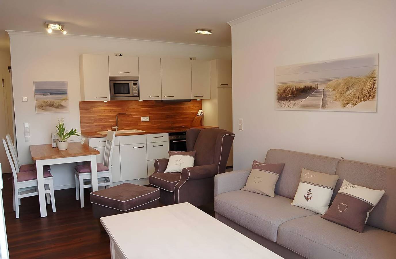 Entire apartment, Spacious Holiday Apartment with Garden View, Terrace and Fireplace in Nienhagen in Nienhagen, Rostock and Surroundings