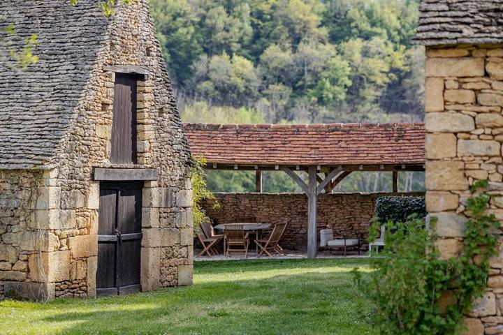 Location de vacances pour 8 personnes, avec piscine et jardin, adapté aux familles à Thonac - 2