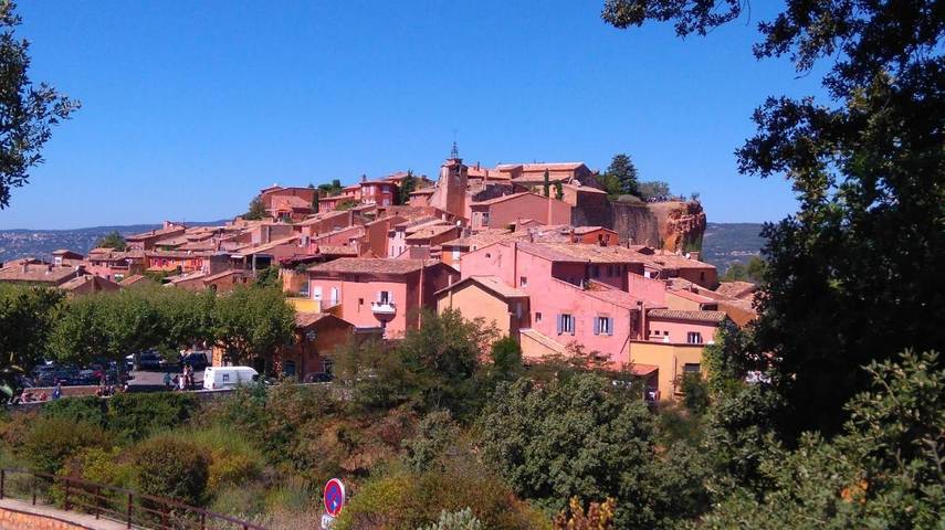 Location de vacances pour 6 personnes, avec vue ainsi que piscine et jardin, animaux acceptés à Lioux - 3