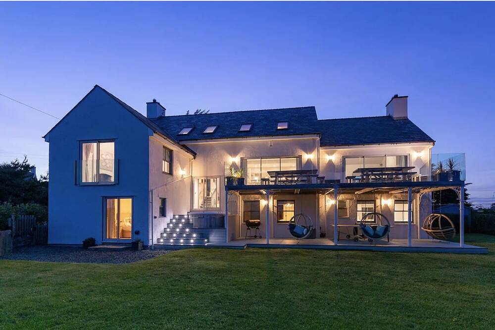 Stunning luxury stay, with hot tub, tennis court and sea views. Sleeping 16-18. in Rhoscolyn, Isle of Anglesey