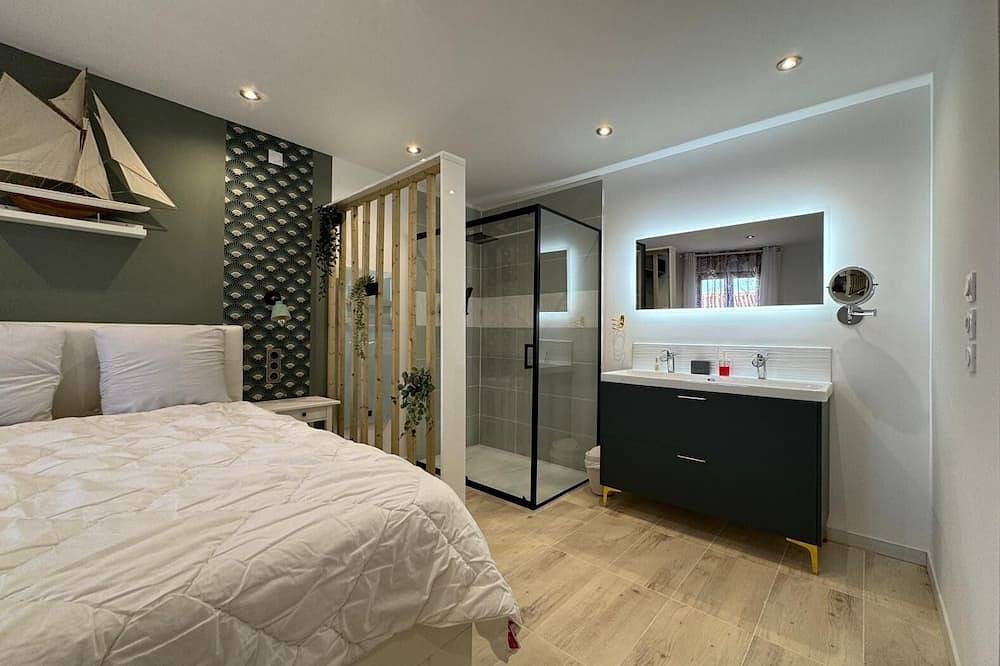 Chic getaway in Villa Lumina, 4/5 people. in Saint-Geniès-de-Comolas, Nimes region