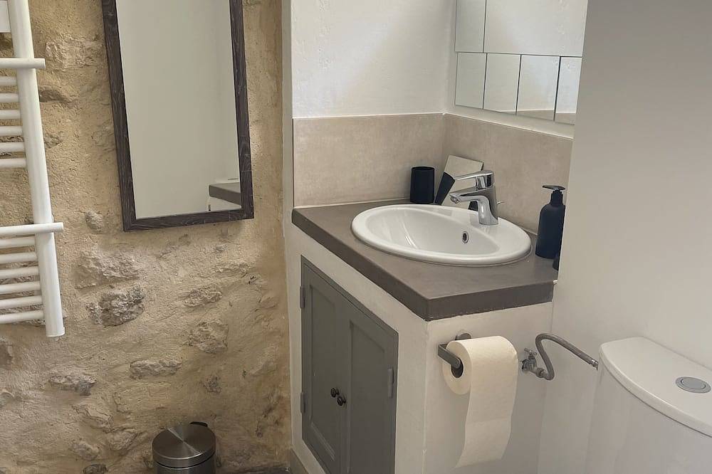 Appartement entier, Lovely studio downtown in Eyragues, Région d'Arles