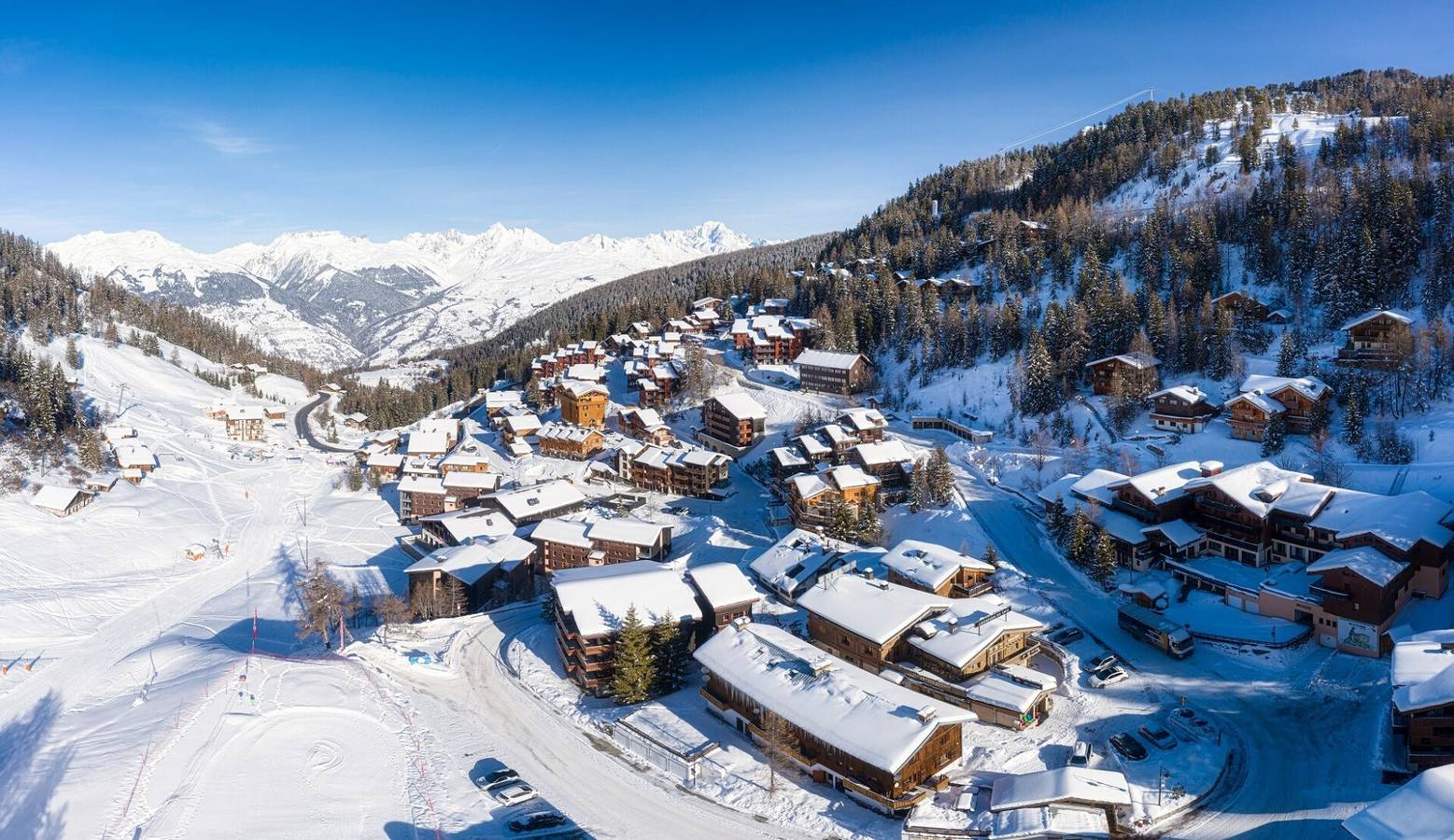 Apartamento entero, Apartamento 'L'escapade des sapins' con vistas a la montaña, piscina y balcón in La Plagne, La Plagne-Tarentaise