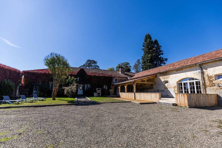 Gîte pour 15 personnes, avec Terrasse et Jardin ainsi que Piscine et Vue