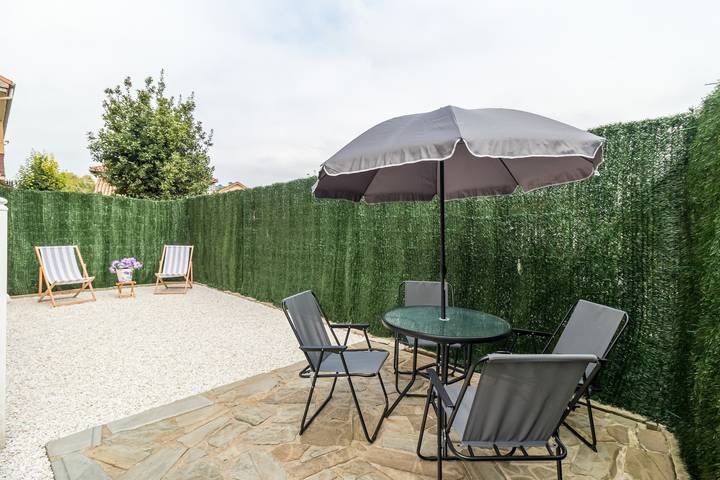 Apartamento entero, Bajo con jardín 'Costa Quebrada' in Liencres, Piélagos