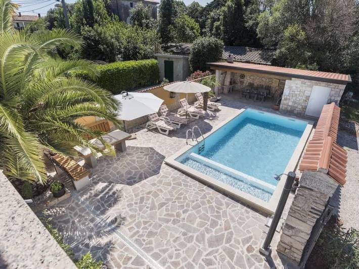 Vakantiehuis voor 7 personen, with Balkon and Terras as well as Tuin and Zwembad in Savudrija
