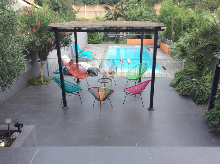 Location de vacances pour 7 personnes, avec jardin ainsi que vue et piscine à Carbon-Blanc