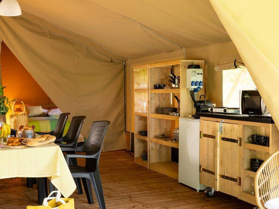 Camping Saintes Grandes Rives - Tente en toile et en bois 4 personnes - Safari Lodge - 2 chambres + Frigidaire + Terrasse in Saint-Georges-des-Coteaux, Région de Saintes