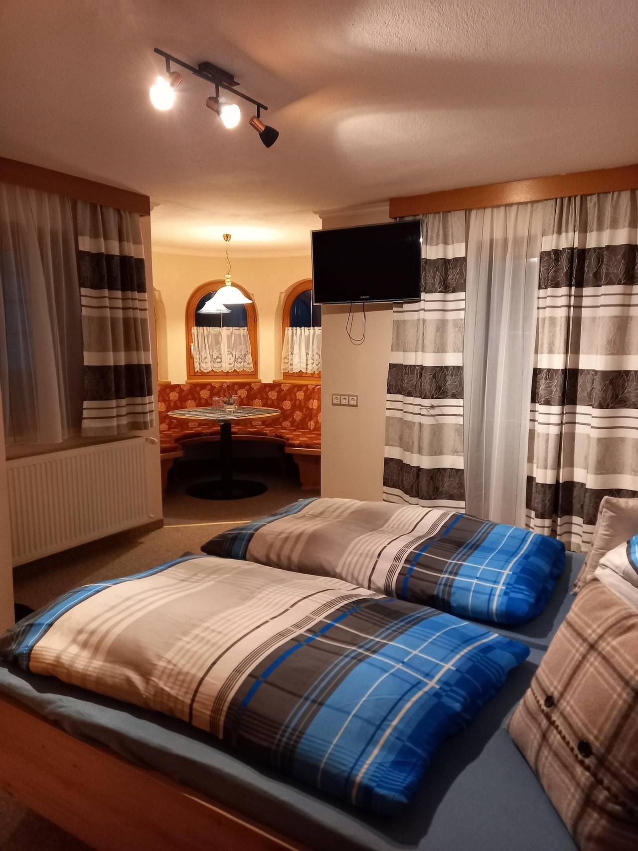 Apartamento vacacional entero, Doppelzimmer "Turmzimmer" in Oetz, Ötztal