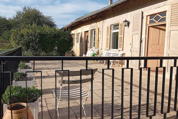 Gîte pour 13 personnes, avec Terrasse et Jardin à Chavannes-sur-Reyssouze