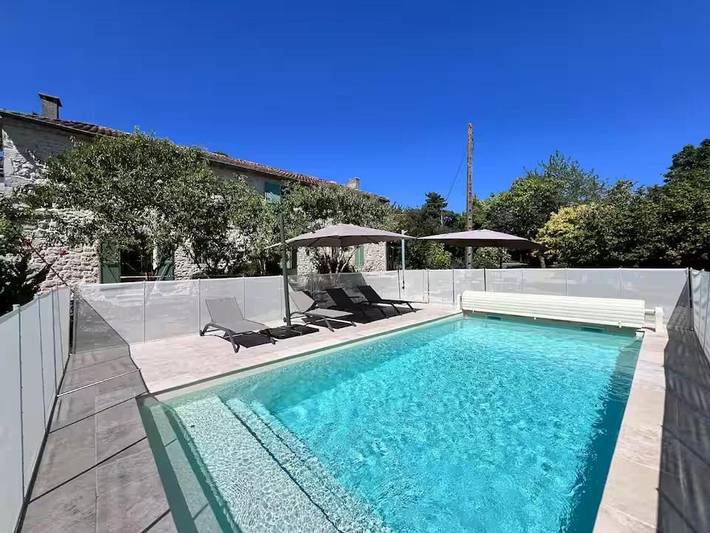 Location de vacances pour 8 personnes, avec vue ainsi que piscine et terrasse à Saint-Avit (Lot-et-Garonne)