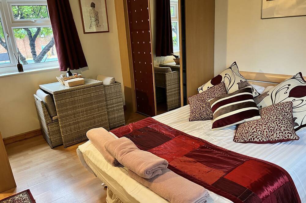 The Riverside Studio at Old Bridge Cottage , Ringwood, New Forest in Ringwood, Hampshire