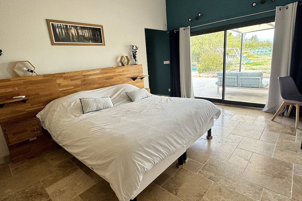 Maison 3 chambres avec terrasse grand jardin et piscines 6 personnes in Pernes-les-Fontaines, Vaucluse