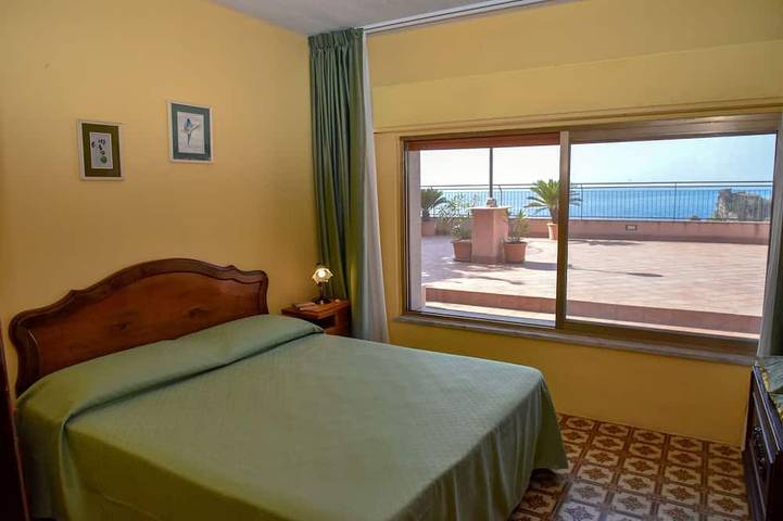 Ganze Wohnung, Ampio e Panoramico Appartamento a due Passi dal Mare, Vista Unica su Isolabella in Mazzarò, Taormina