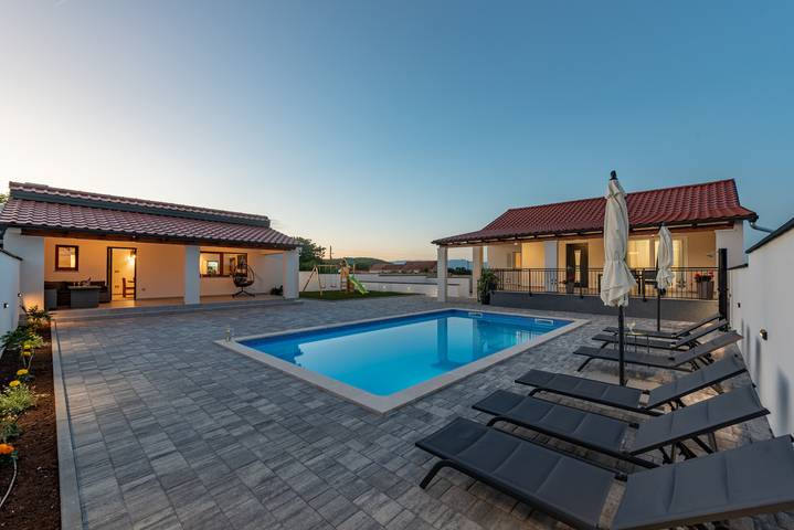 Ferienhaus für 6 Personen, mit Garten in Sukosan