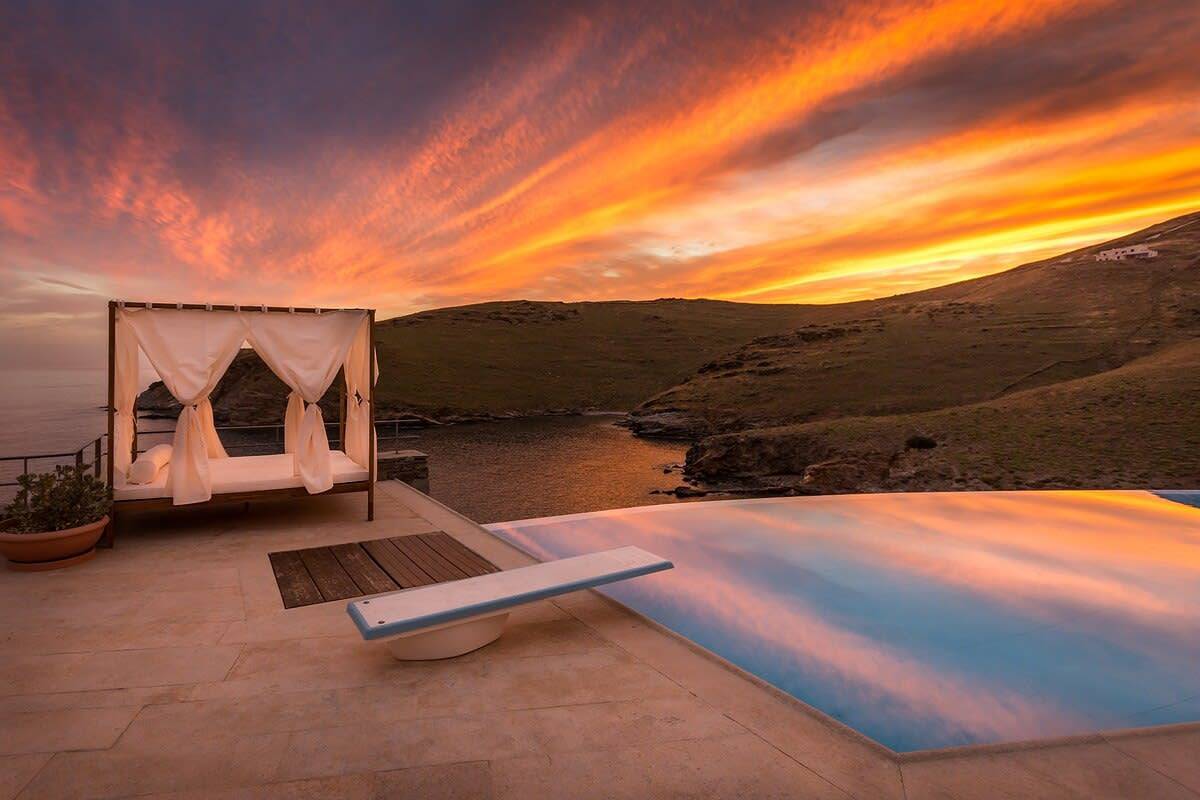 Villa Blueros · 8Br Syros Estate · Infinity Pool in Poseidonia, Syros