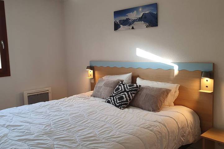 Entire apartment, 🌟Charming apartment for 4–6 people with parking, a pool, and a terrace with a magnificent view - Arreau🌟 in Arreau, French Pyrenees