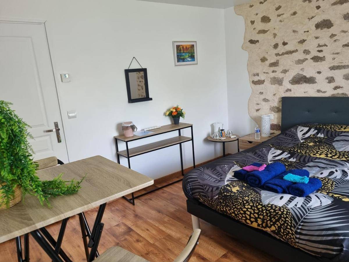 Double Room with Shared Bathroom in Belleville-sur-Vie, Vallée de la Loire