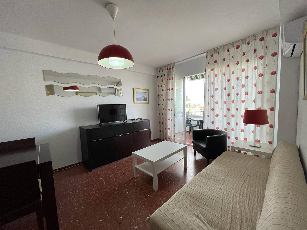Entire apartment, Holiday apartment for 5 people with terrace in Playa de Torre del Mar, Torre del Mar