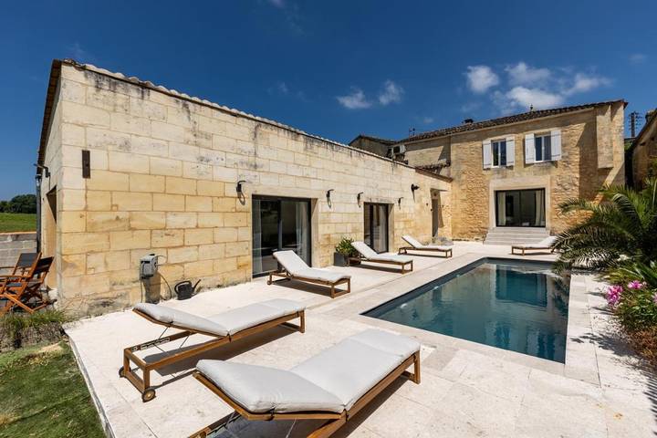 Location de vacances pour 12 personnes, avec vue ainsi que jardin et piscine, animaux acceptés à Gauriac - 3