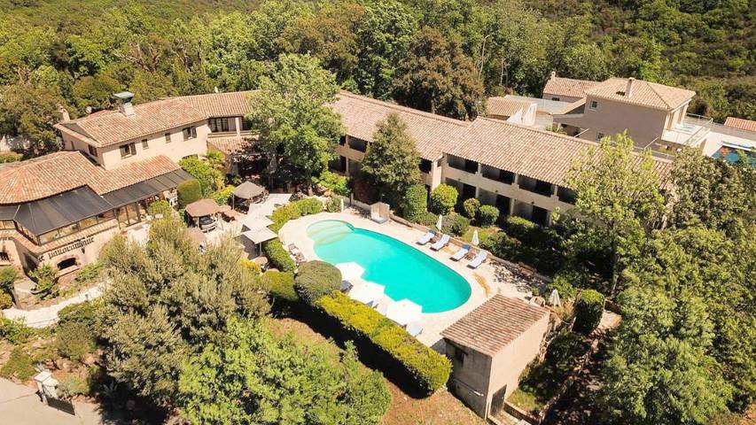 Hôtel pour 2 personnes, avec piscine ainsi que jacuzzi et jardin