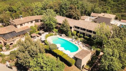 Hôtel pour 3 personnes, avec jardin ainsi que vue et piscine à Les Adrets-de-l'Estérel